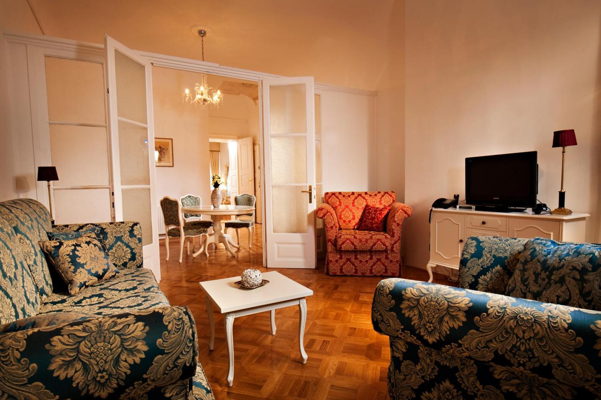 Three-Bedroom Loft Apartment,576913923:JPEG